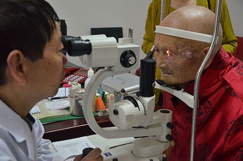 100岁白内障老人普瑞眼科复明在即