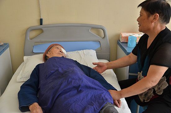 98岁高龄白内障老人普瑞眼科寻求治疗