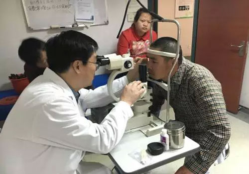 妻子陪夫辗转求医 在普瑞眼科角膜移植重见光明